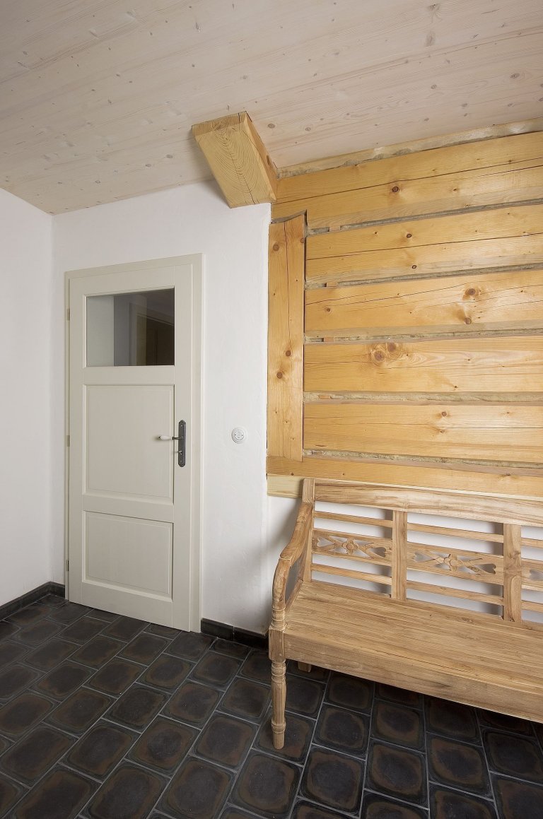 Chátrající roubenka, která znovu ožila