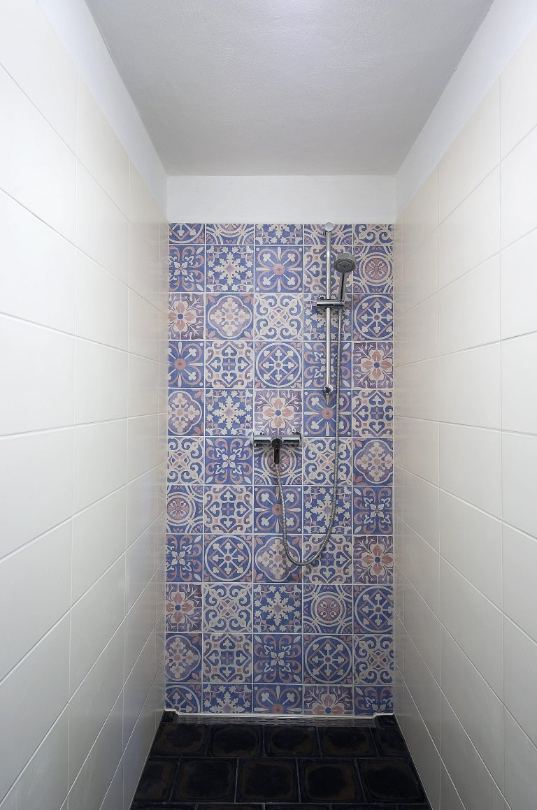 Chátrající roubenka, která znovu ožila