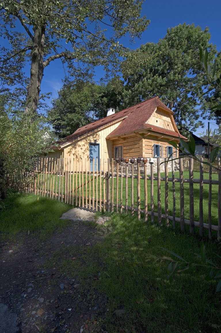 Chátrající roubenka, která znovu ožila