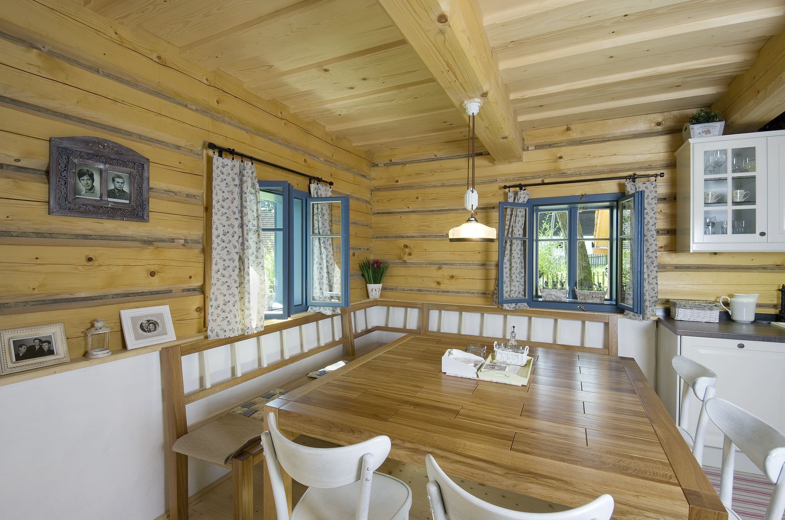 Chátrající roubenka, která znovu ožila