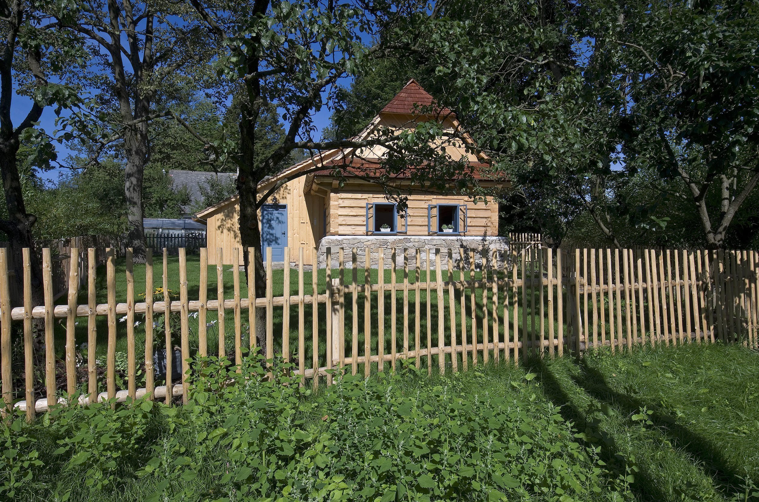 Chátrající roubenka, která znovu ožila