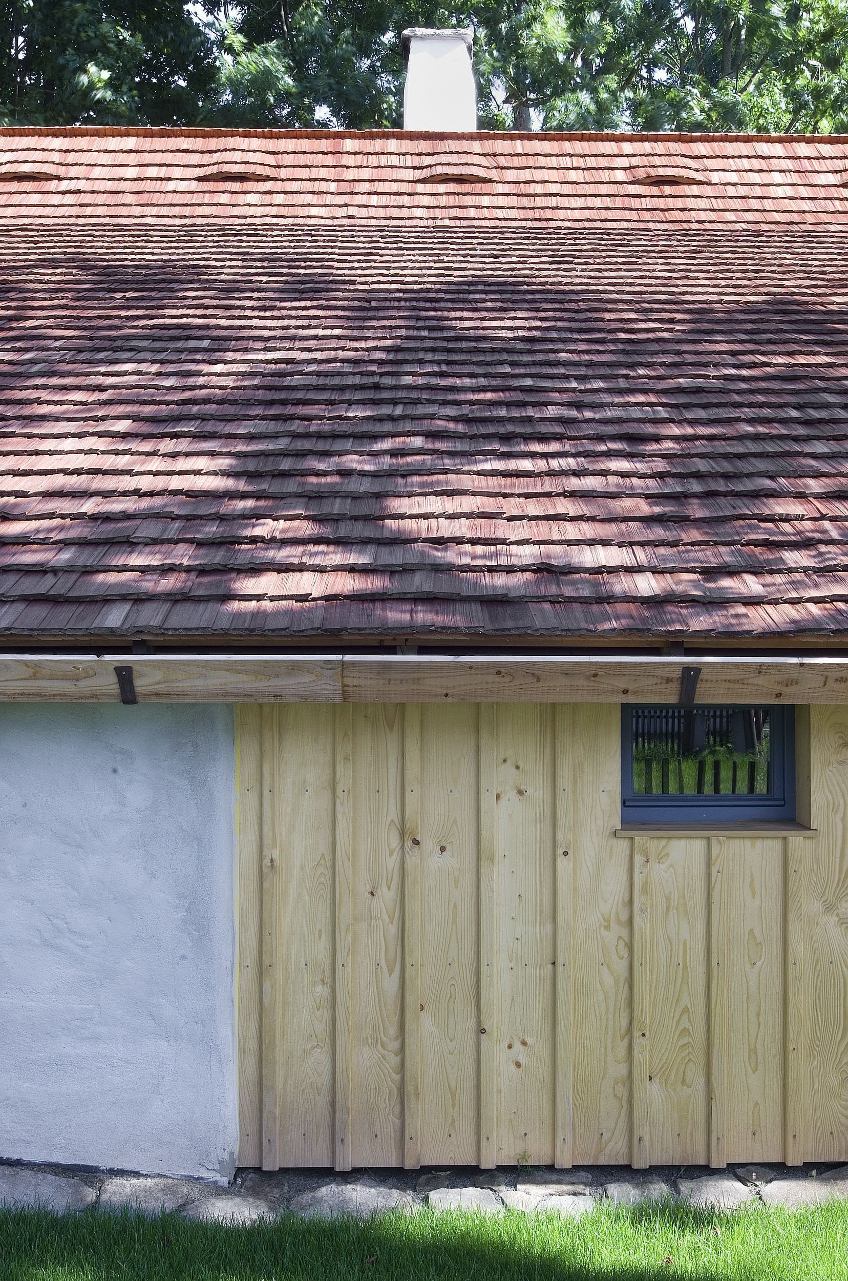 Chátrající roubenka, která znovu ožila