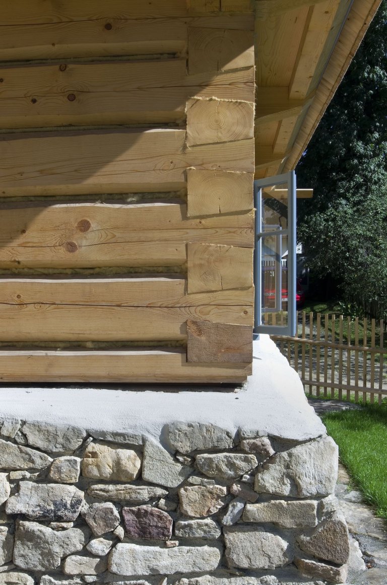 Chátrající roubenka, která znovu ožila