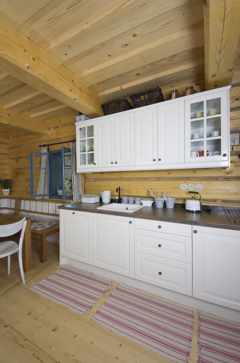 Chátrající roubenka, která znovu ožila