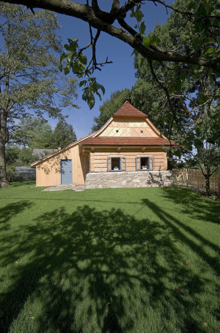 Chátrající roubenka, která znovu ožila