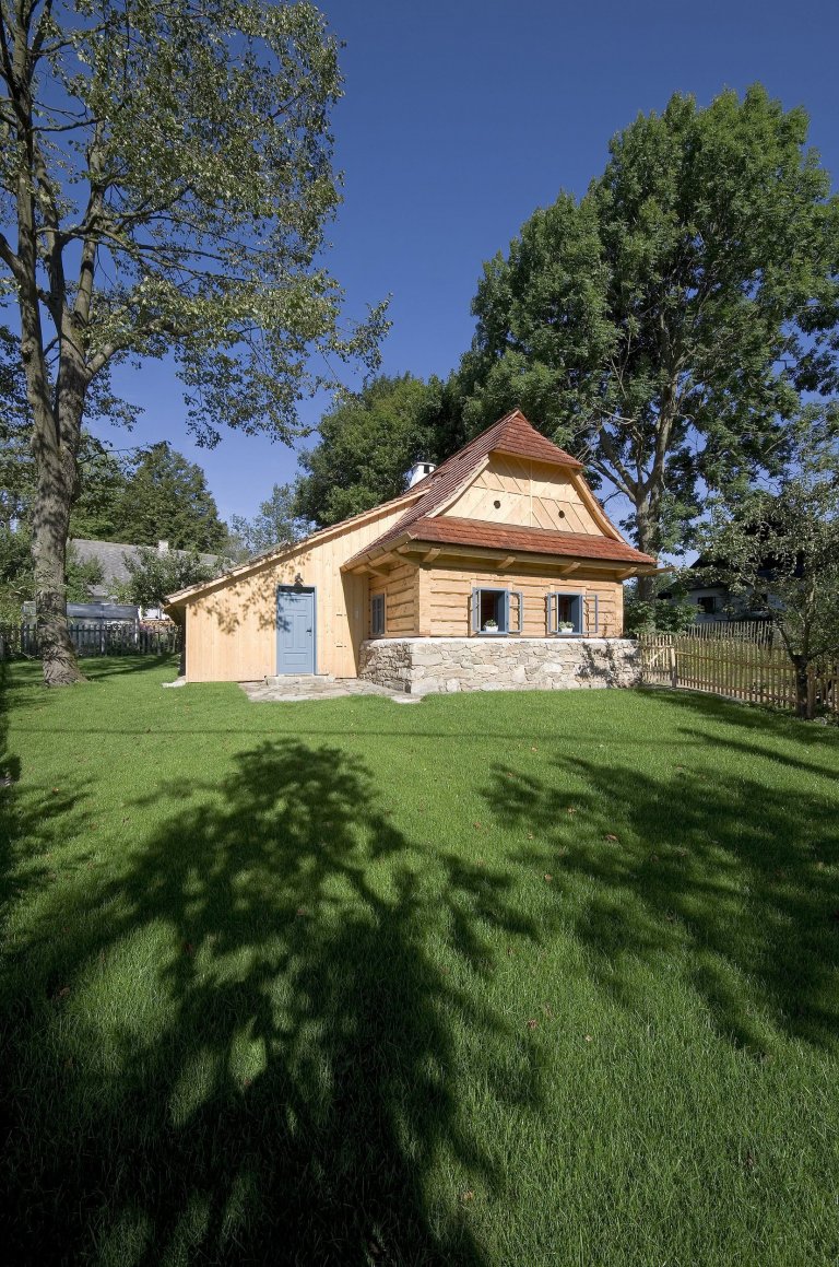 Chátrající roubenka, která znovu ožila