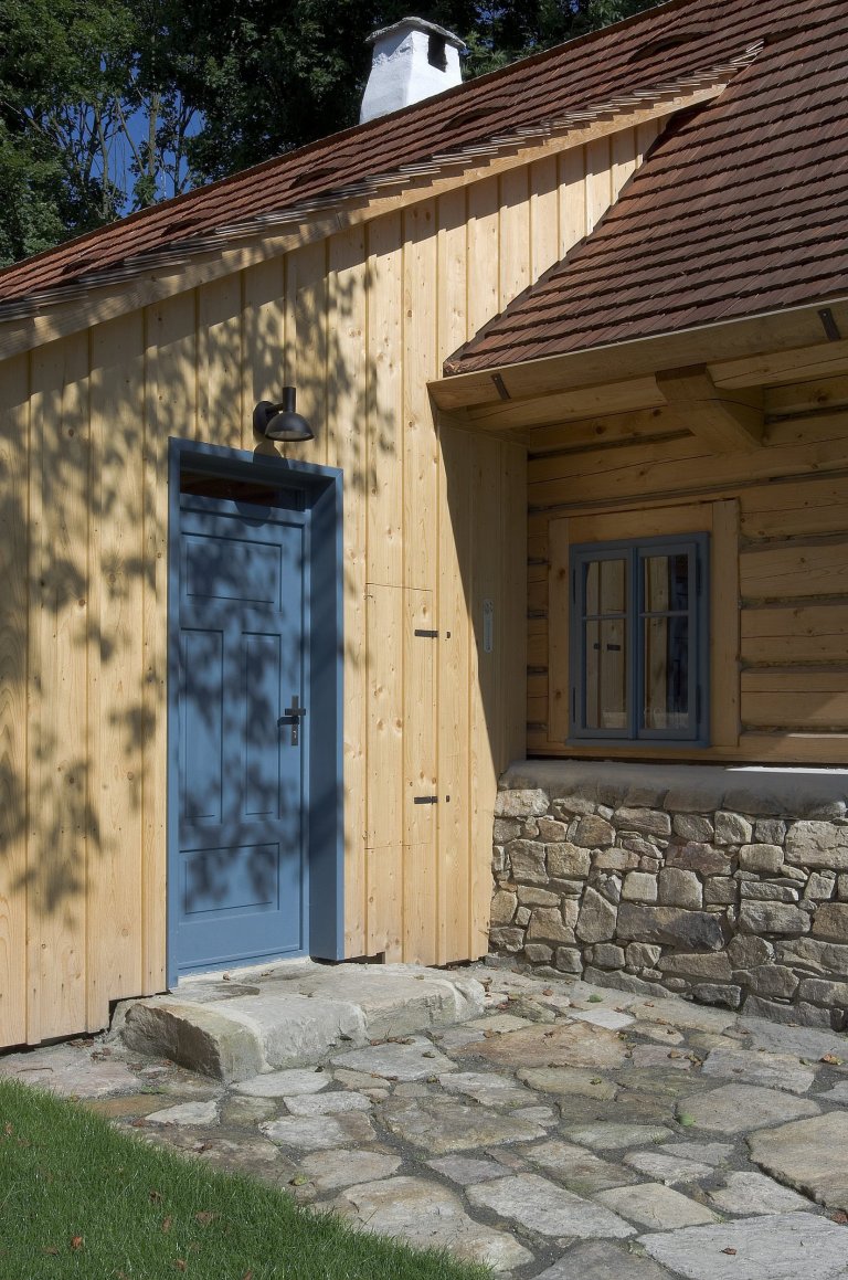 Chátrající roubenka, která znovu ožila