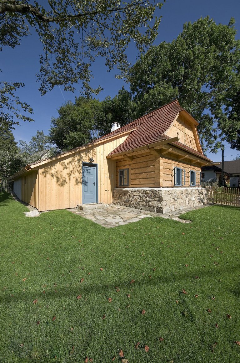 Chátrající roubenka, která znovu ožila