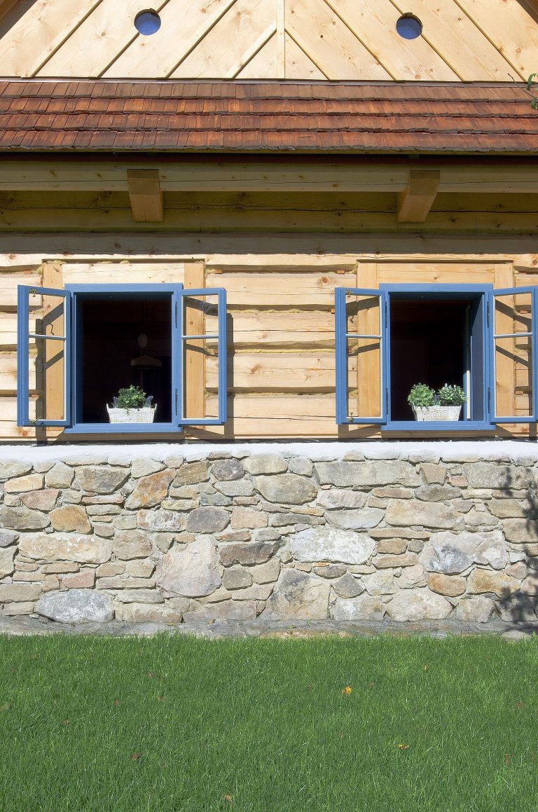 Chátrající roubenka, která znovu ožila