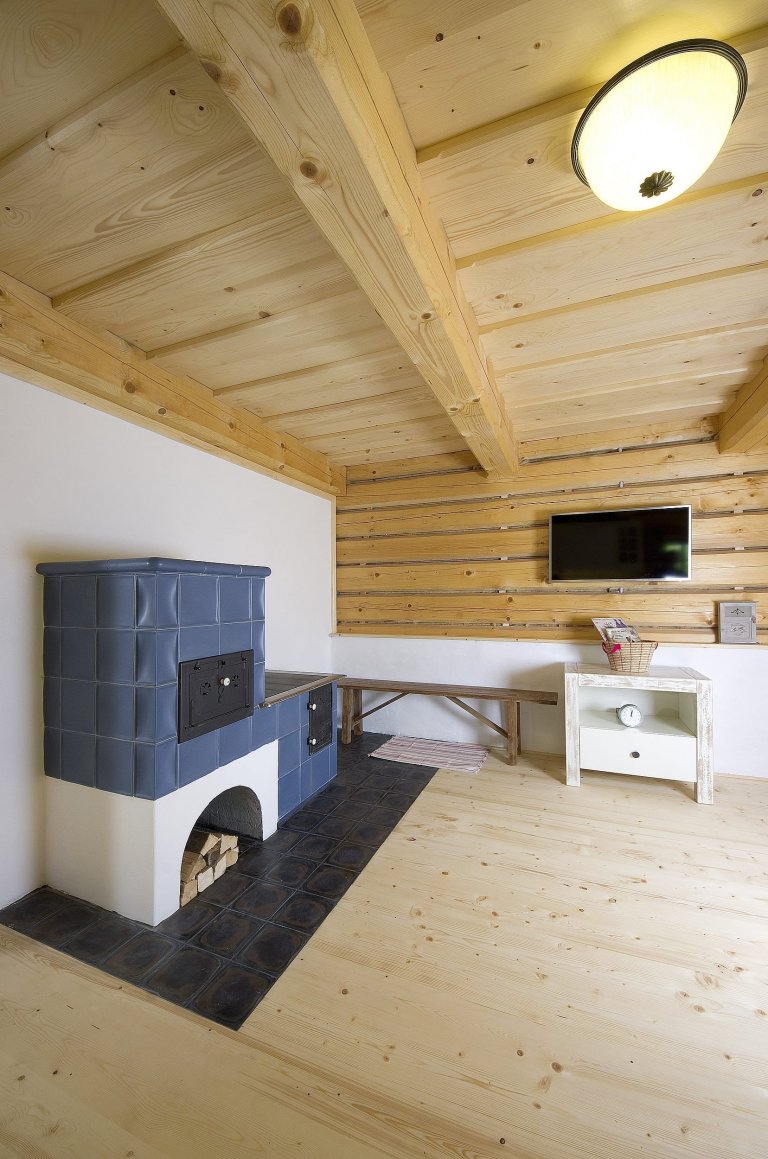 Chátrající roubenka, která znovu ožila