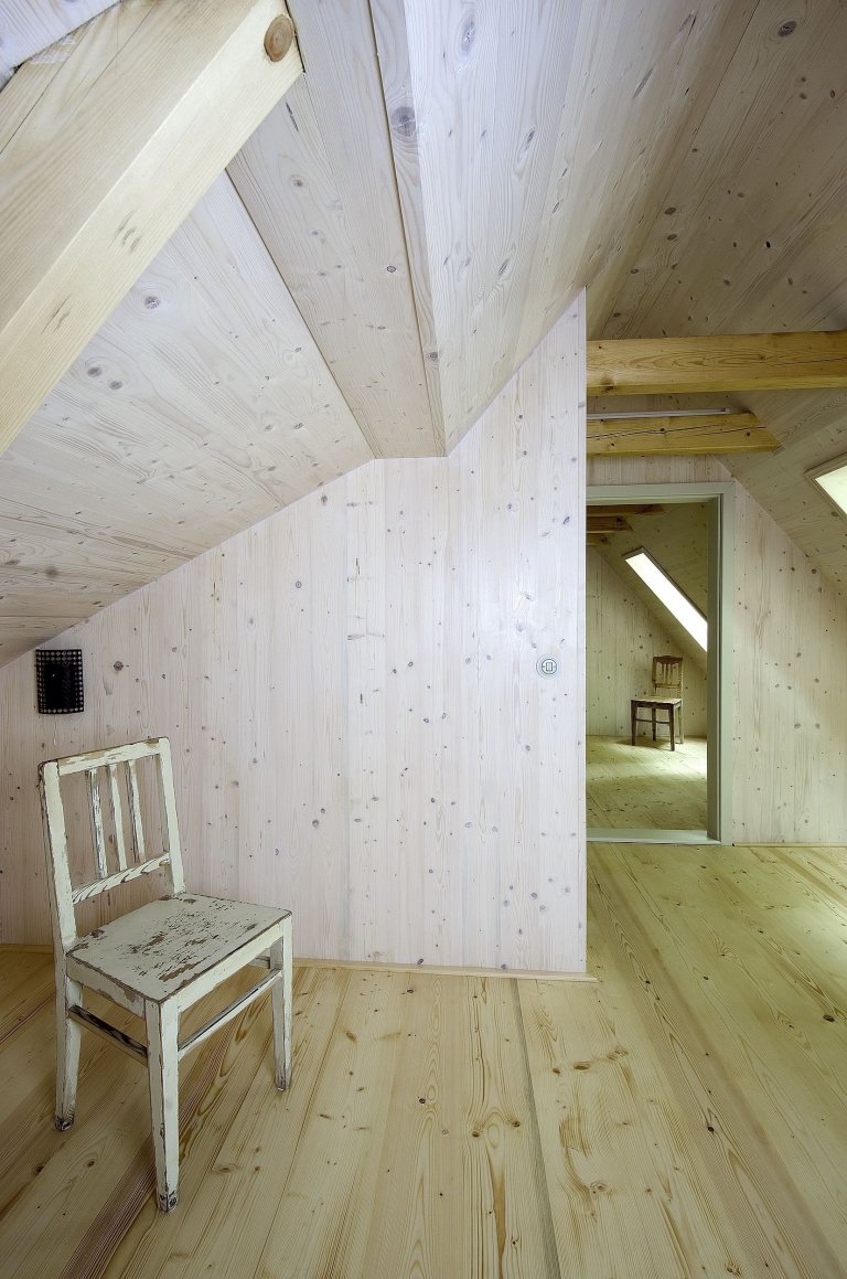 Chátrající roubenka, která znovu ožila