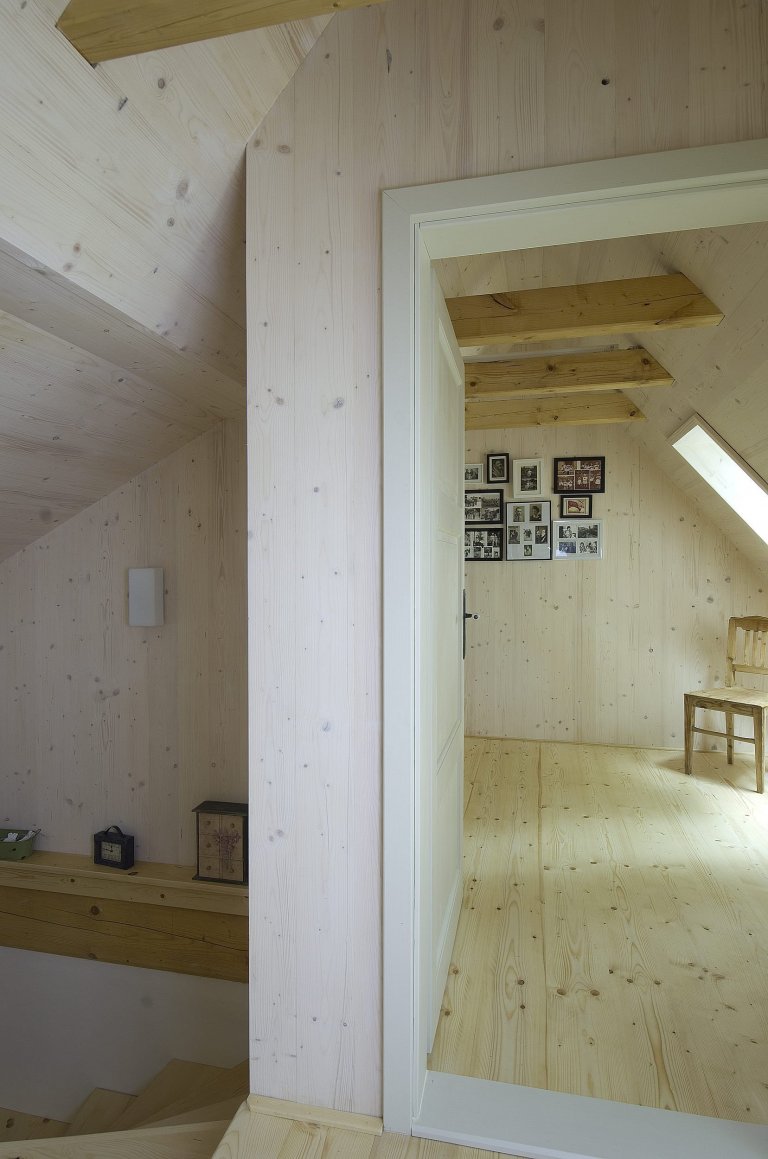 Chátrající roubenka, která znovu ožila