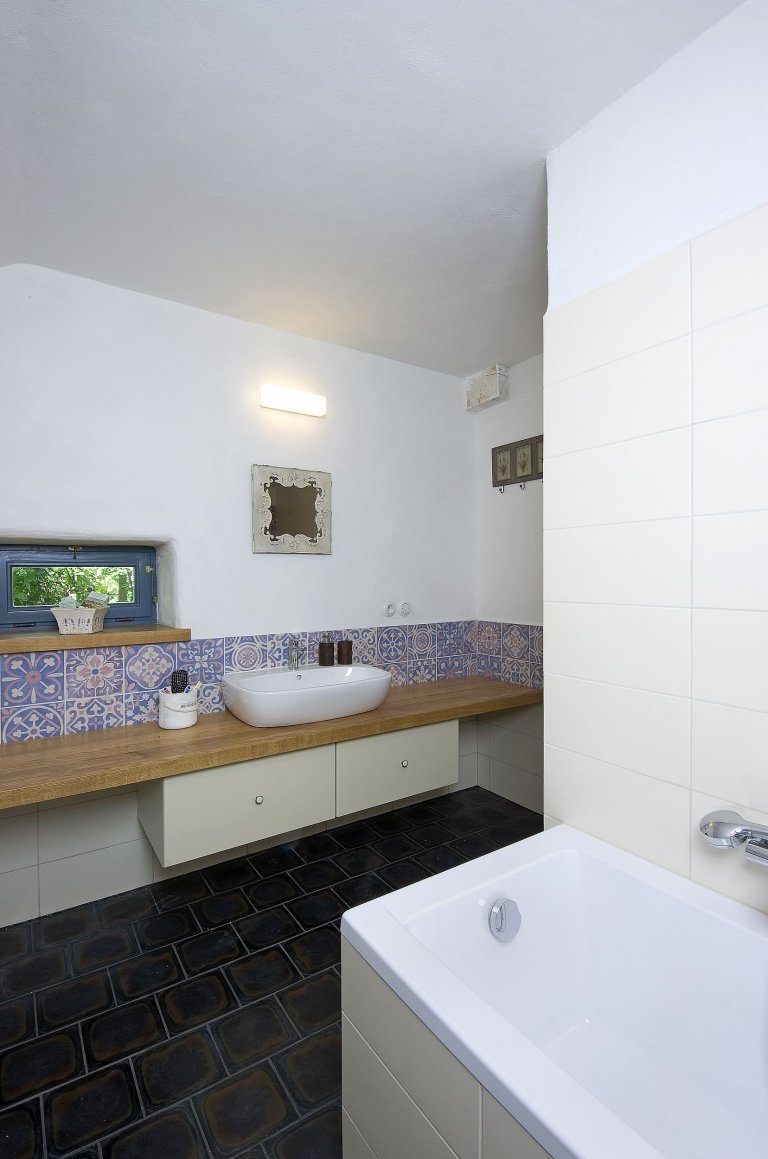 Chátrající roubenka, která znovu ožila