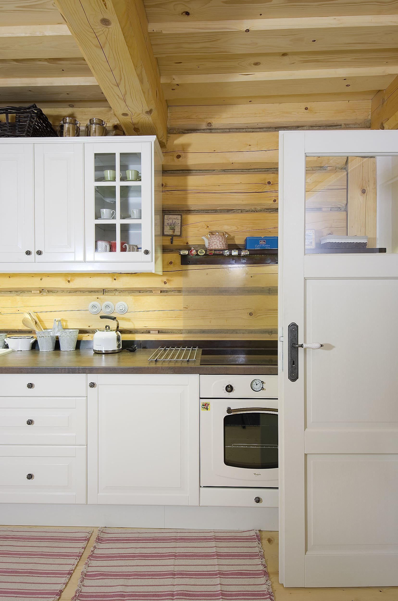 Chátrající roubenka, která znovu ožila