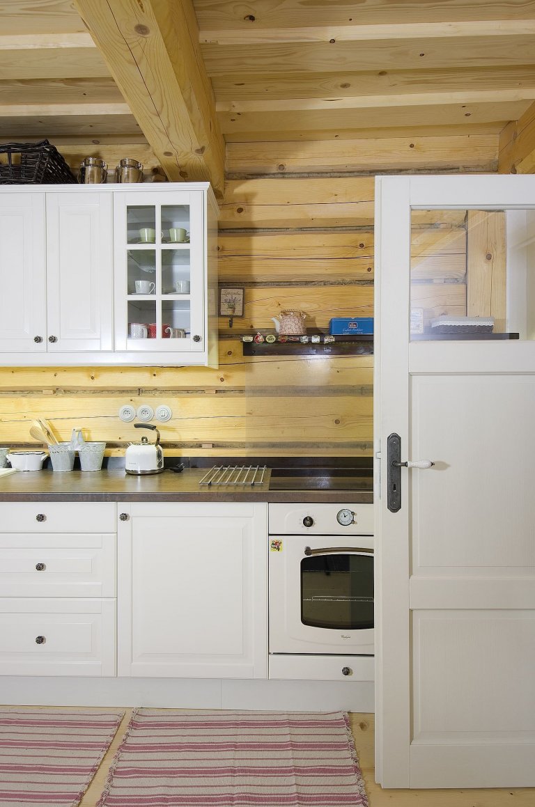 Chátrající roubenka, která znovu ožila