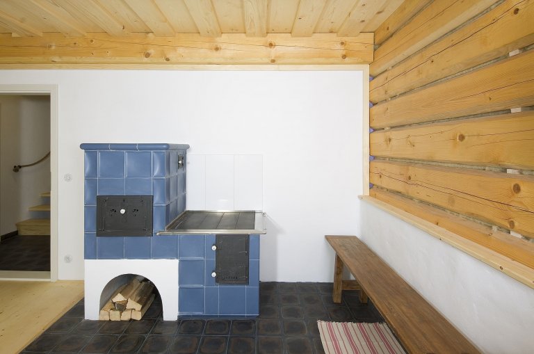 Chátrající roubenka, která znovu ožila