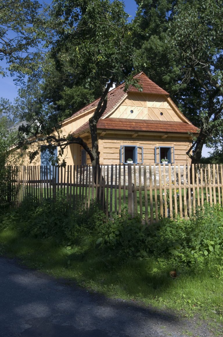 Chátrající roubenka, která znovu ožila