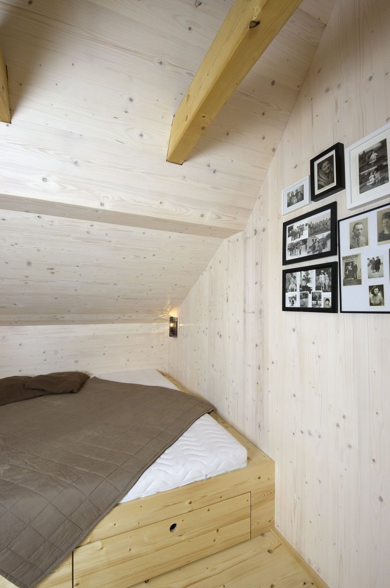 Chátrající roubenka, která znovu ožila