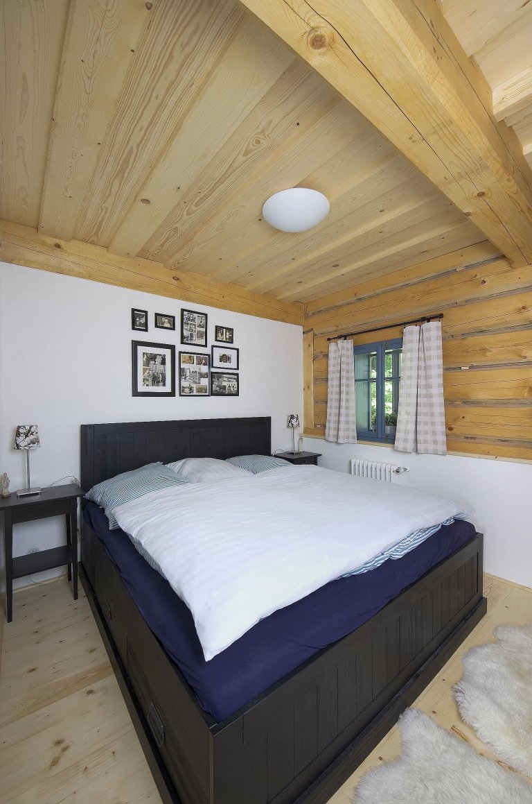 Chátrající roubenka, která znovu ožila