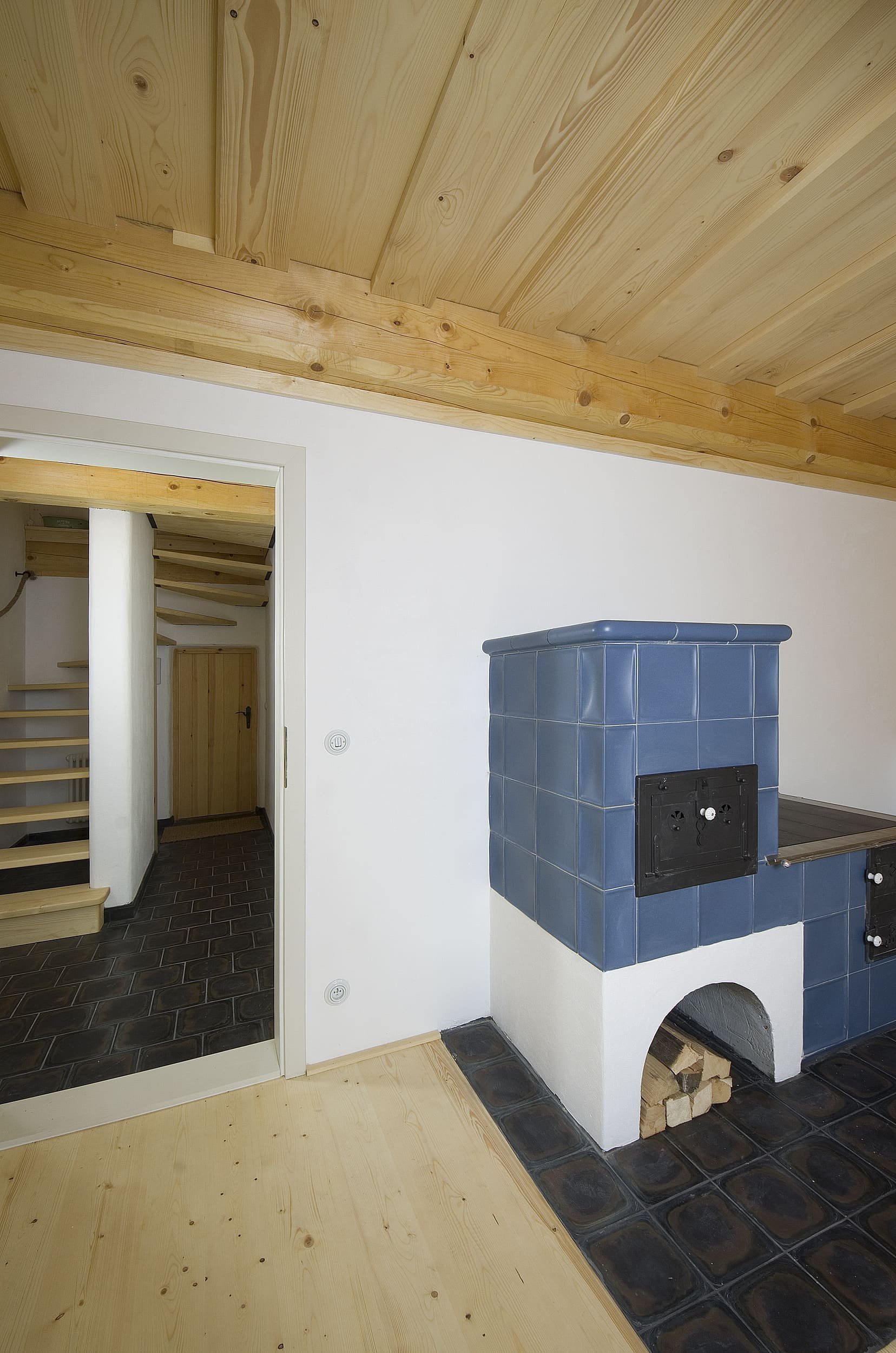 Chátrající roubenka, která znovu ožila