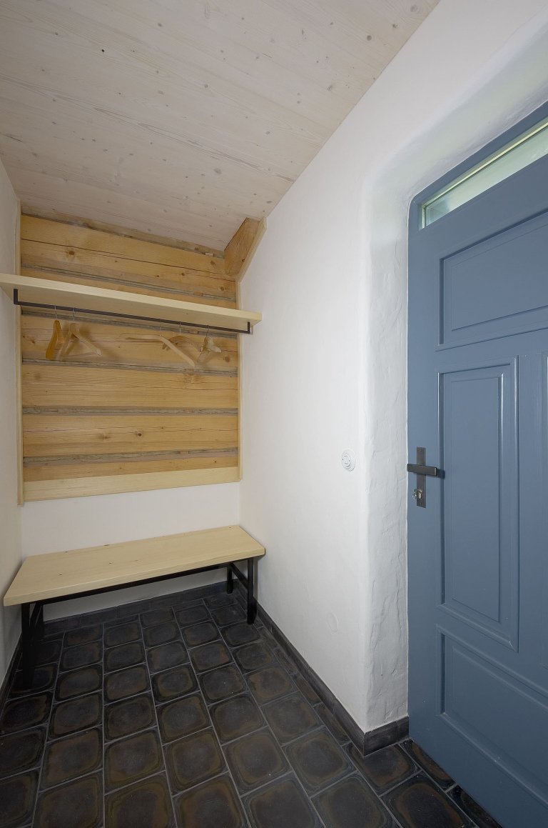 Chátrající roubenka, která znovu ožila