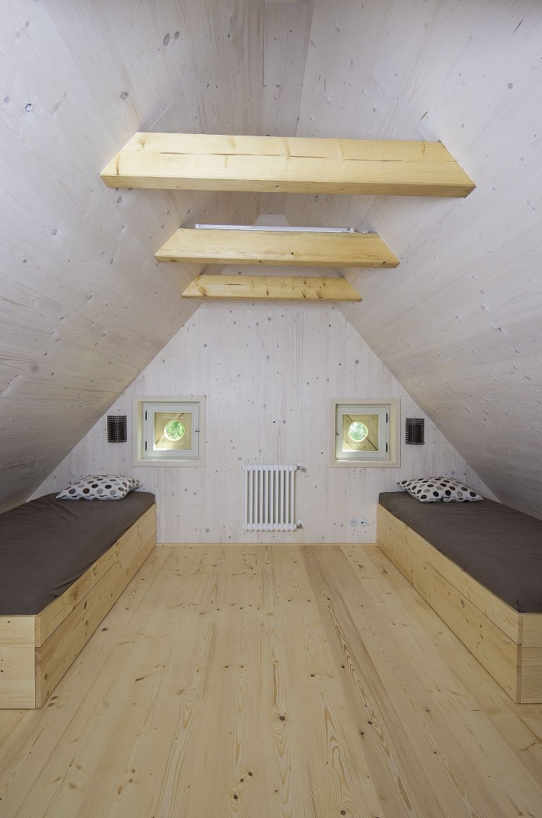 Chátrající roubenka, která znovu ožila