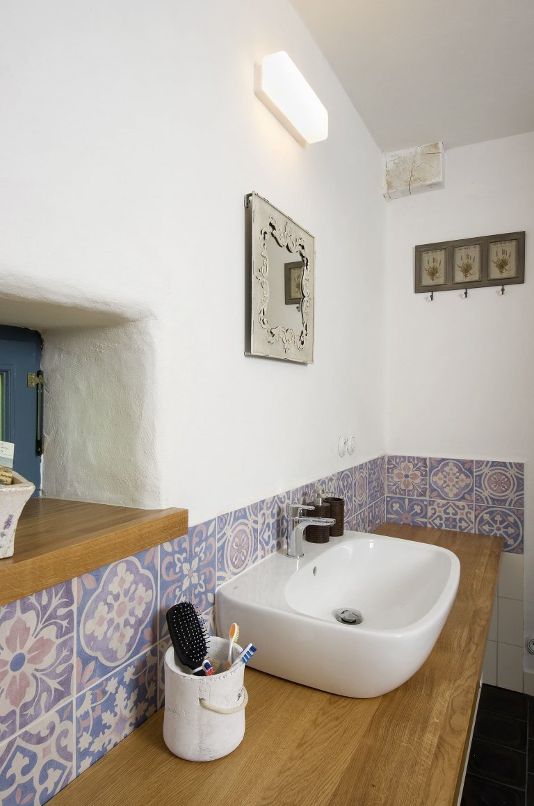 Chátrající roubenka, která znovu ožila