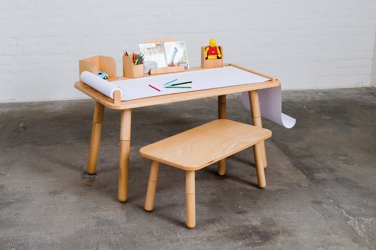 Stolek Growing Table od designéra Olafa Schrödera se čtyřmi výškovými nastaveními, je ideální volbou pro kreativitu nejmenších