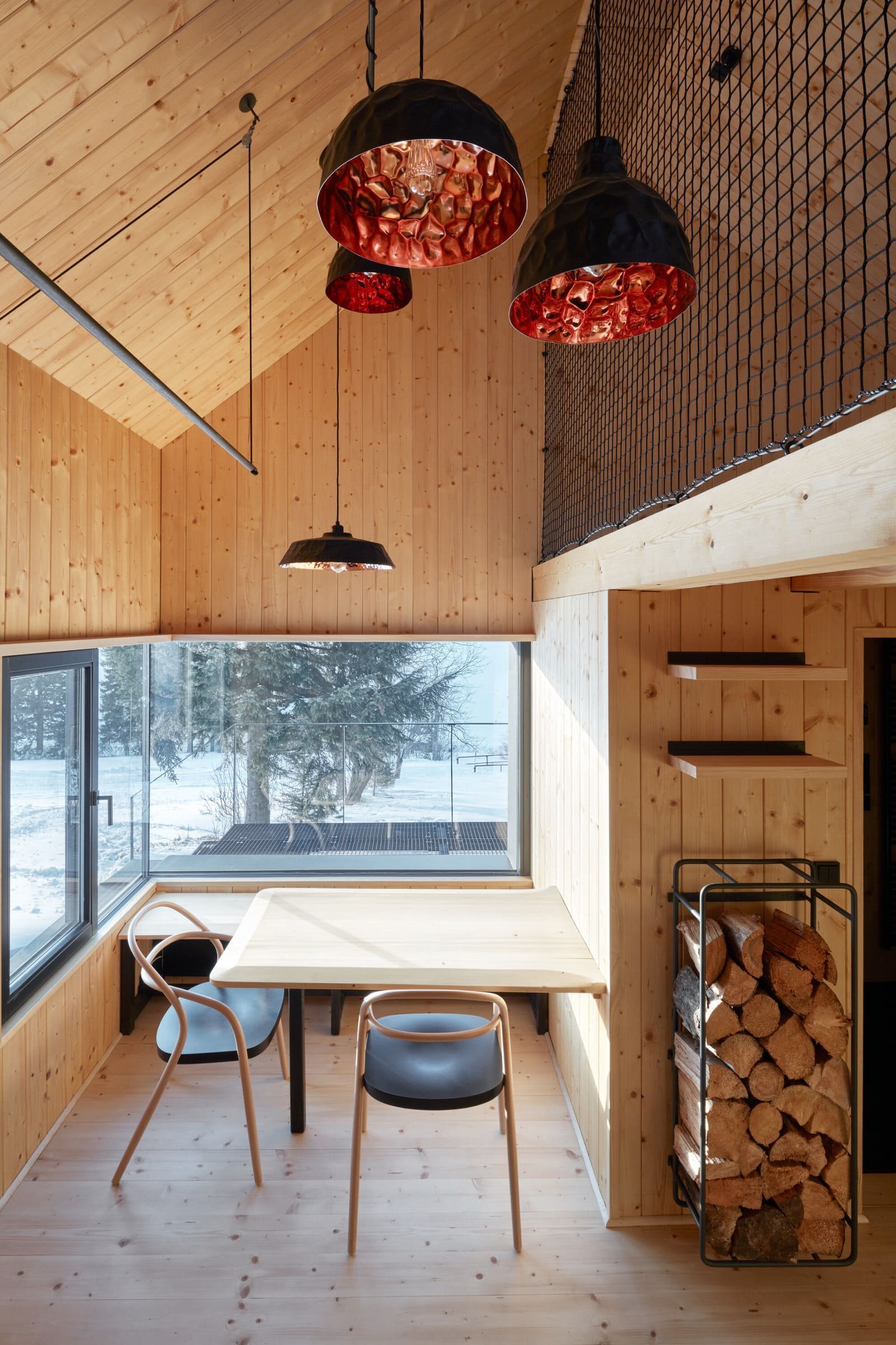 Dřevěná chata v Krkonoších obložená plechem