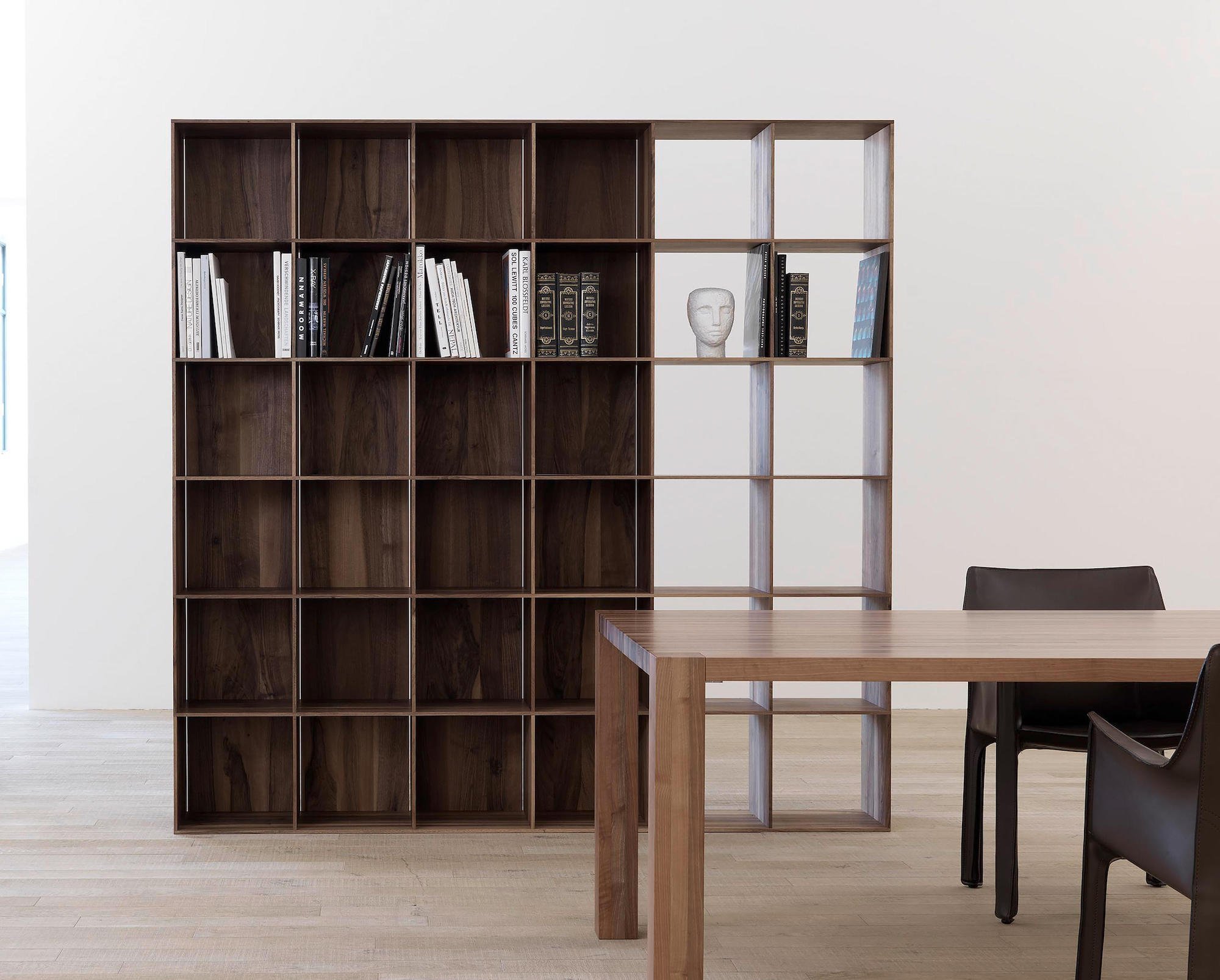 Police na knihy jako výstřelek designérů