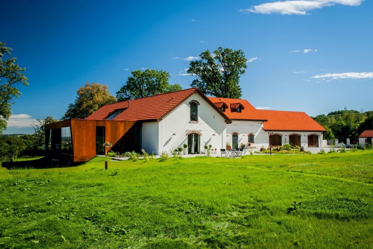 Proměna rozpadlé farmy na moderní bydlení