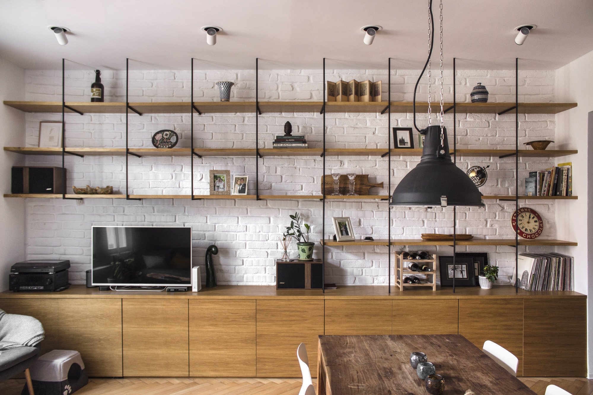 Knihovna vyrobená černé betonářské oceli (roxorů) v kombinaci s dekorem dubu