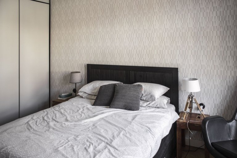 Prvorepublikový byt s ocelí a rezem v hlavní roli