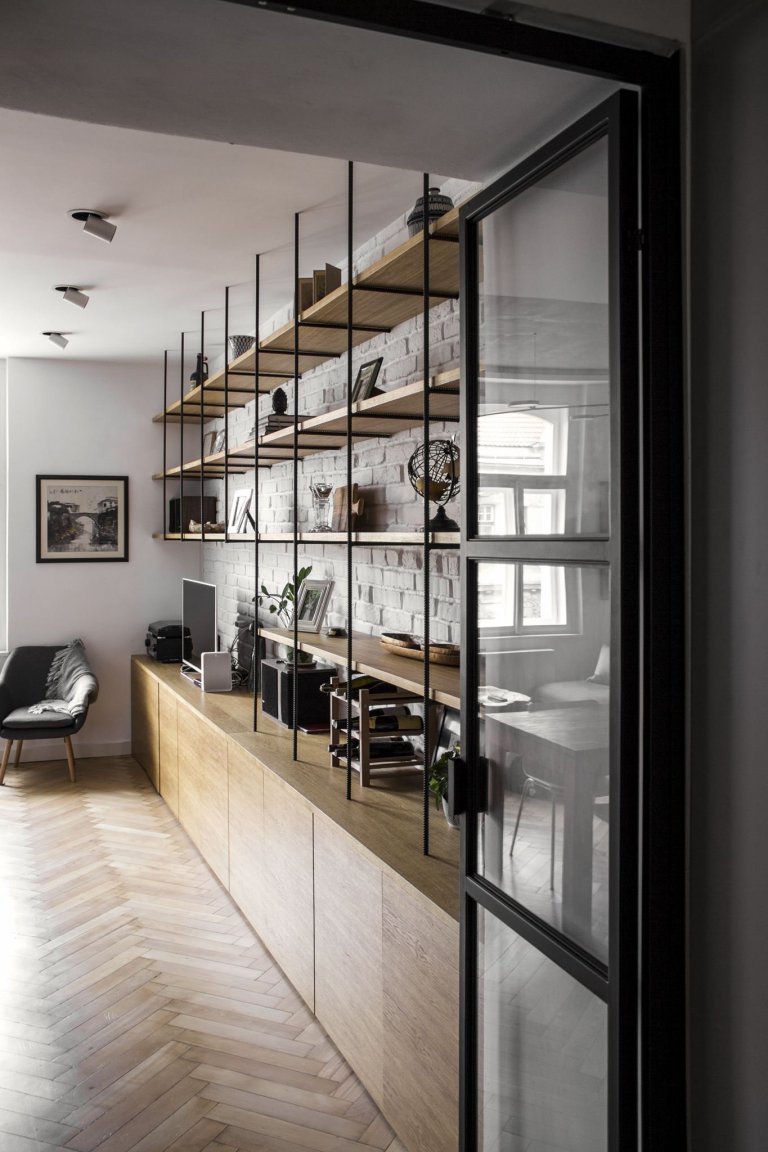 Prvorepublikový byt s ocelí a rezem v hlavní roli