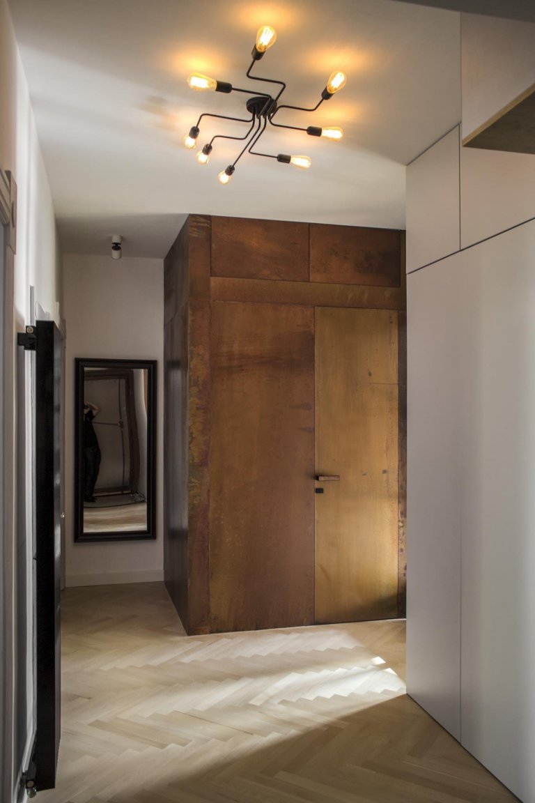 Prvorepublikový byt s ocelí a rezem v hlavní roli