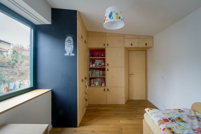 Rodinný dům v divoké zahradě se sklípkem ve skále
