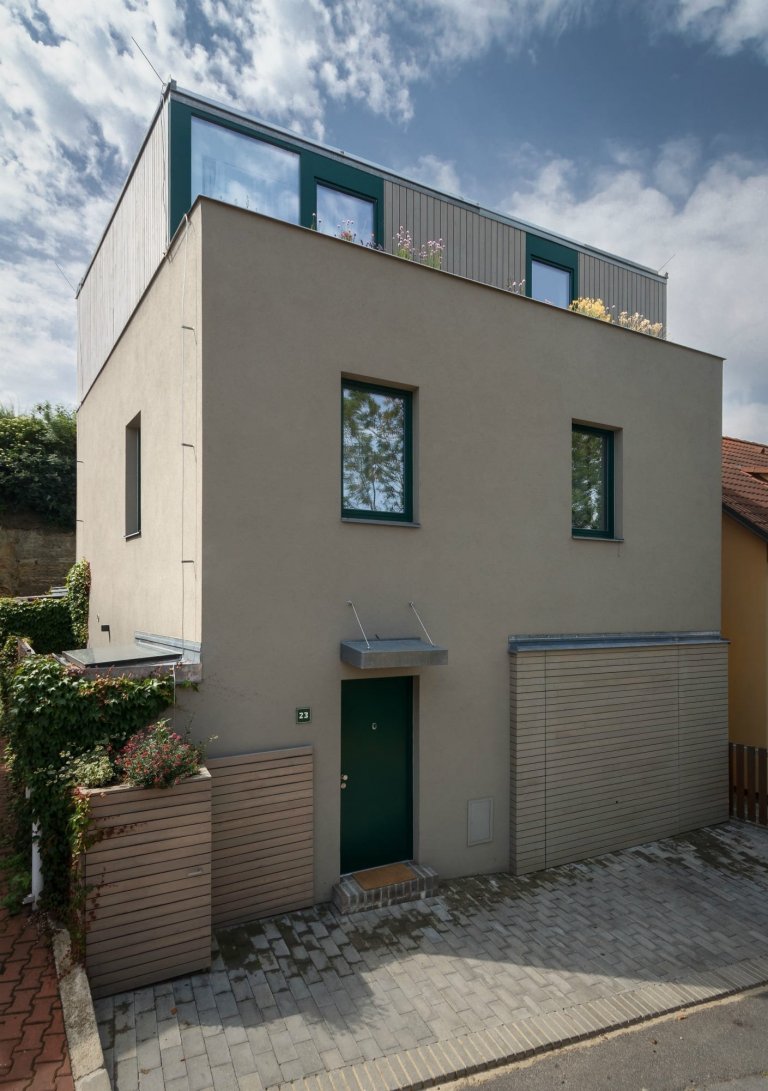 Rodinný dům v divoké zahradě se sklípkem ve skále