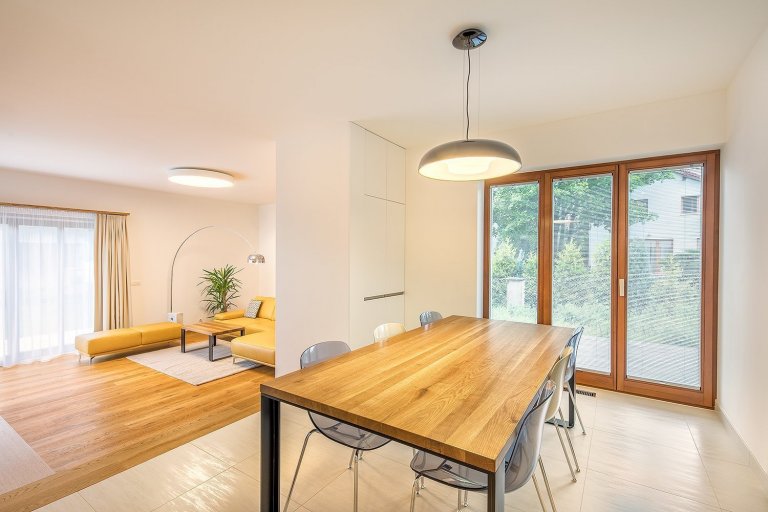 Minimalistický interiér nově postavené vily na okraji Prahy.&nbsp;

O kompletní návrh se postaralo studio Toulec architekti.
