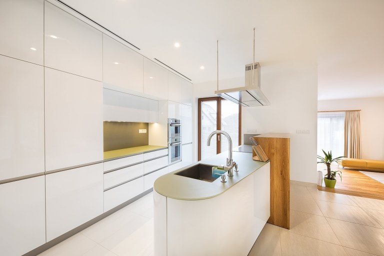 Minimalistický interiér nově postavené vily na okraji Prahy.&nbsp;

O kompletní návrh se postaralo studio Toulec architekti.
