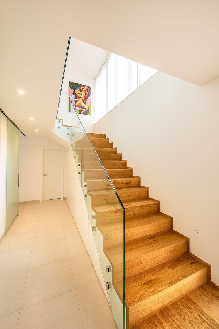Minimalistický interiér nově postavené vily na okraji Prahy.&nbsp;

O kompletní návrh se postaralo studio Toulec architekti.
