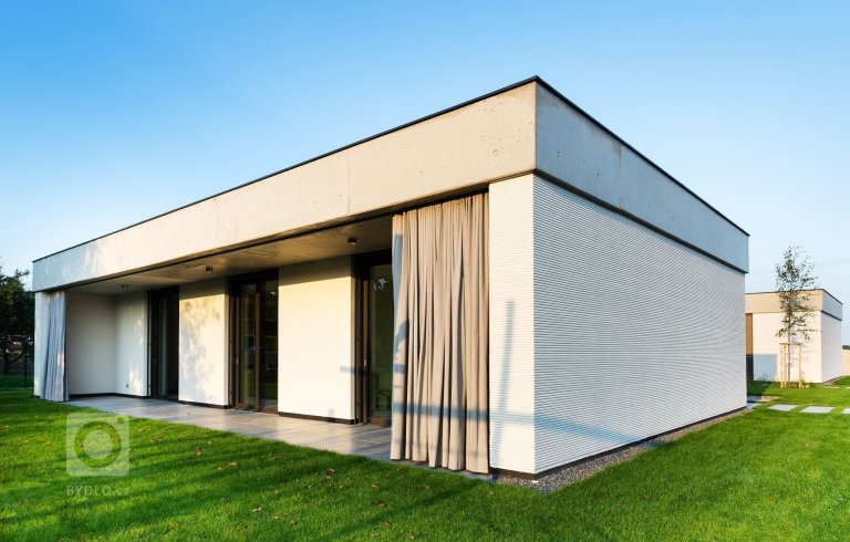 Projekt rodinného domu je koncipován tak, aby poskytl maximální soukromí jeho obyvatelům vůči svému okolí. Jednoduchost linií, čistota materiálů a střízlivá…
