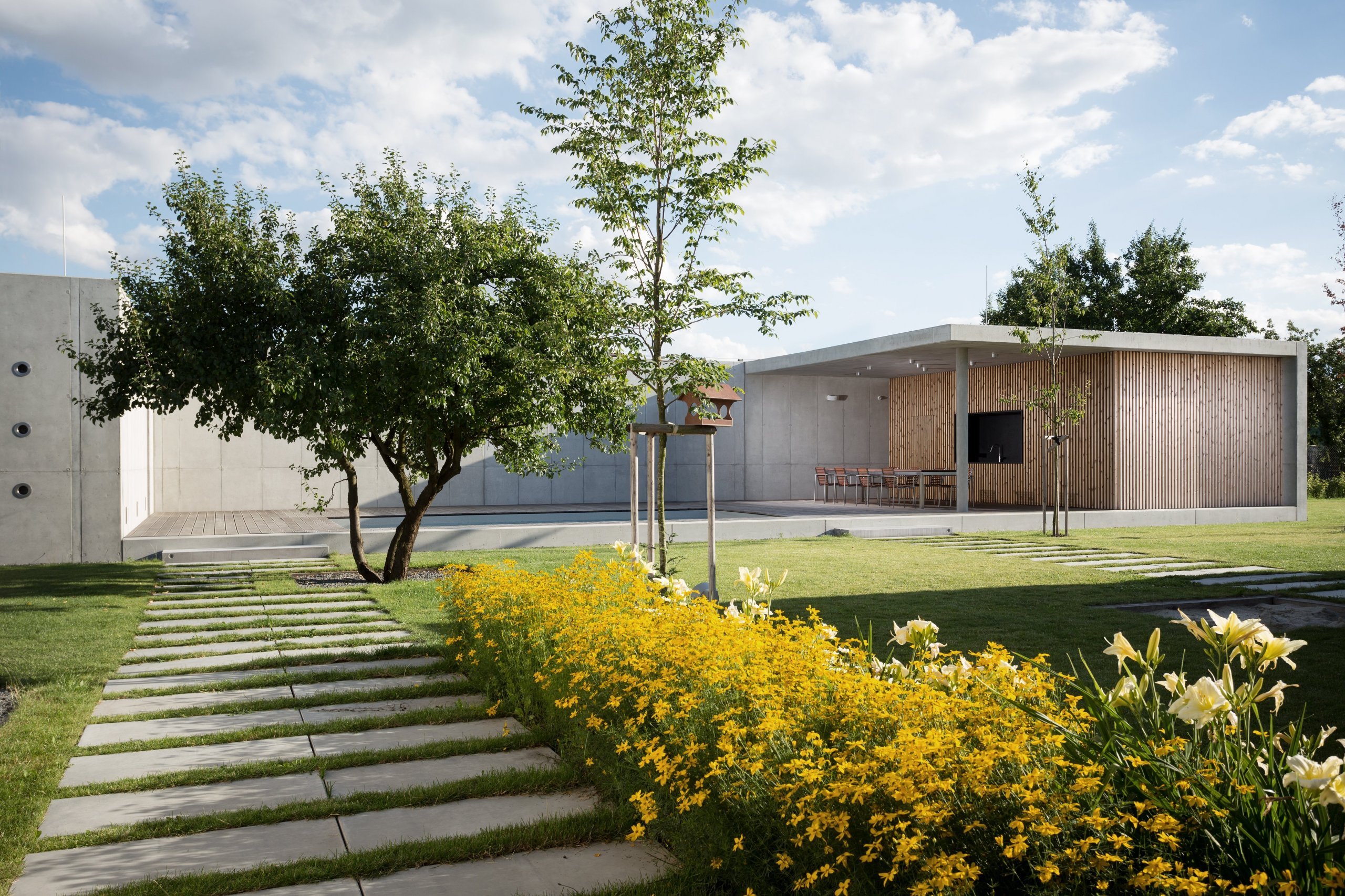 Zahradní pavilon byl realizován jako 2. etapa rodinného domu v Olomouci - Slavoníně. Pavilon je umístěn na jižní hranici pozemku a zakončuje pohled z…