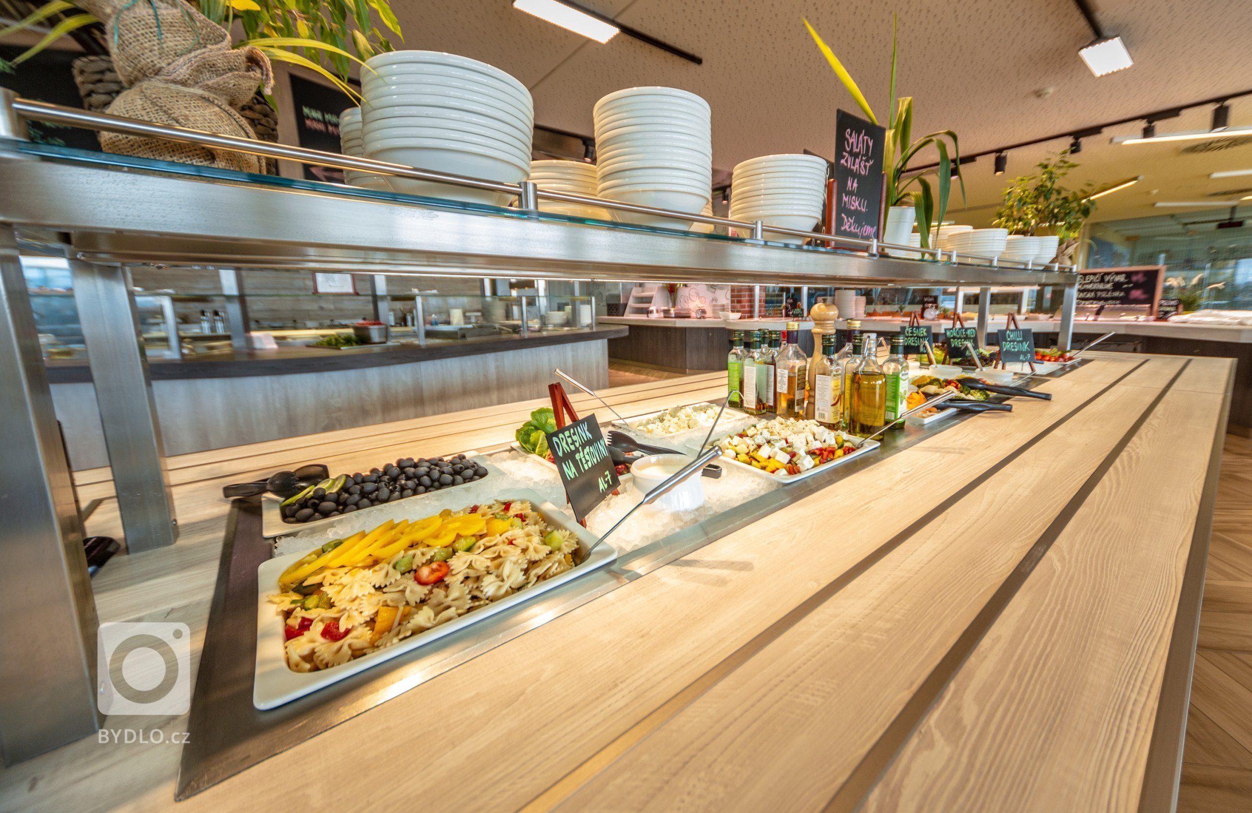 Aqualand Moravia se postupně převléká do přírodního a další fáze potkala i restauraci. Místo původní oranžové verze se žlutou podlahou jsem navrhl použití…