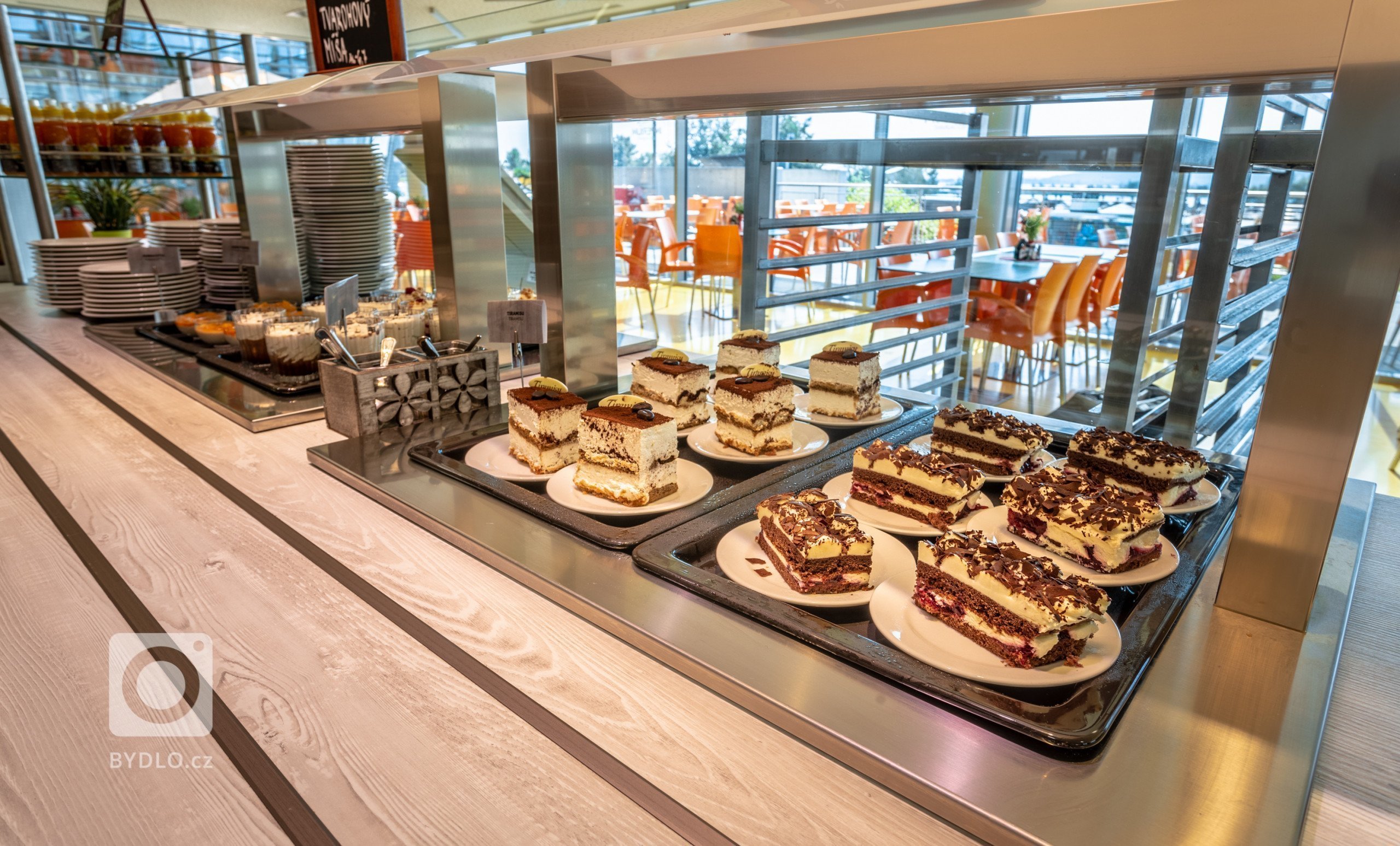 Aqualand Moravia se postupně převléká do přírodního a další fáze potkala i restauraci. Místo původní oranžové verze se žlutou podlahou jsem navrhl použití…
