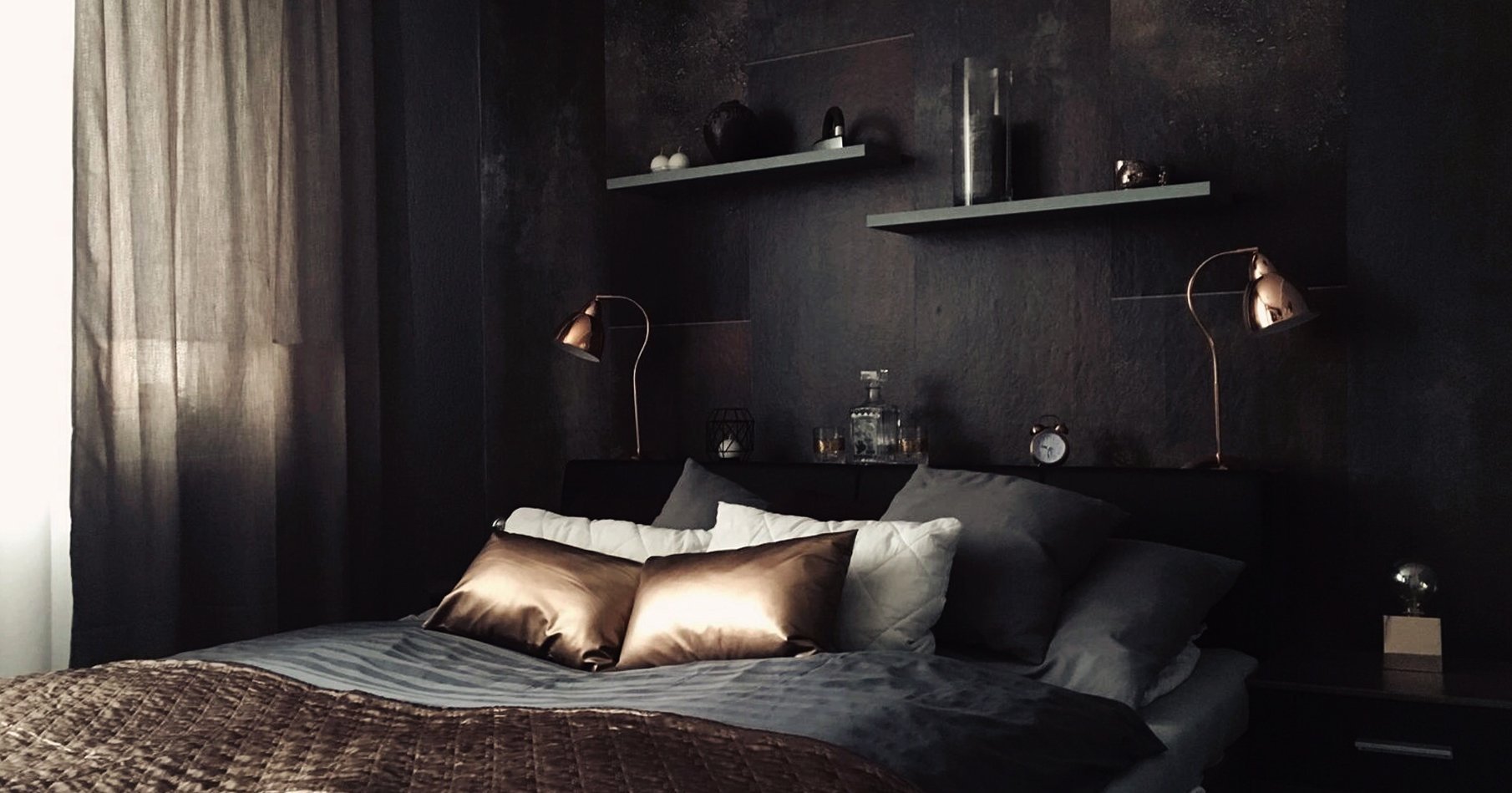 &bdquo;Tmavá ložnice jako doupě pro kvalitní spánek.&ldquo;

Kovové tóny s elegantním měděným akcentem, který je podpořen detaily retro žárovkového osvětlení…