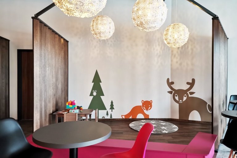 Projekt kavárny Pink Café je zrealizován podle designové studie, na které jsem se podílel společně s&nbsp;architektonickou kanceláří Siadesign. Kavárna je v…