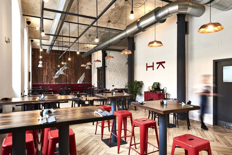 Hlavní prostor pro hosty v restauraci Hong Kong v Karlíně - podlaha od Keramiky Soukup