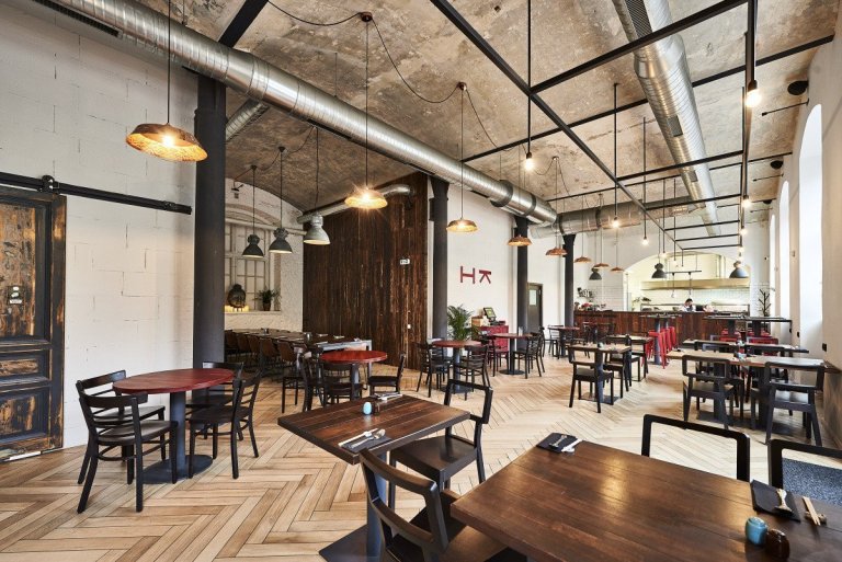 Prostory pro hosty v pražské restauraci Hong Kong - podlaha od Keramiky Soukup