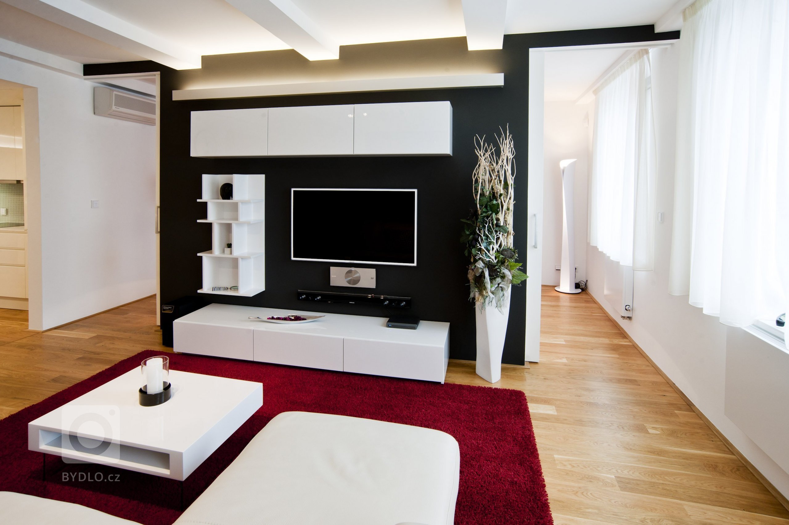 Interiérový design na vynikající adrese. Tak lze vystihnout realizaci v&nbsp;luxusním pražském bytě s&nbsp;atraktivním nábytkem navrženým na míru.&nbsp…