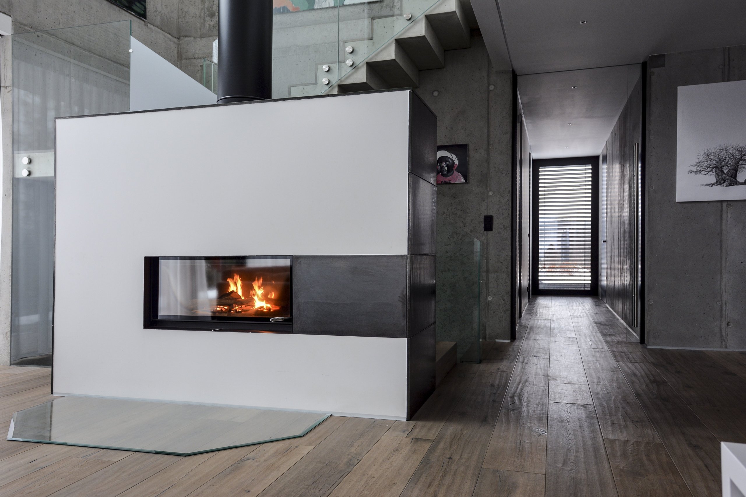 Jedná se o obestavbu krbové vložky Brunner Architektur Kamin 45/101. Pohledový komín je od firmy Schiedel a velkoplošná keramika v antracitové glazuře od…